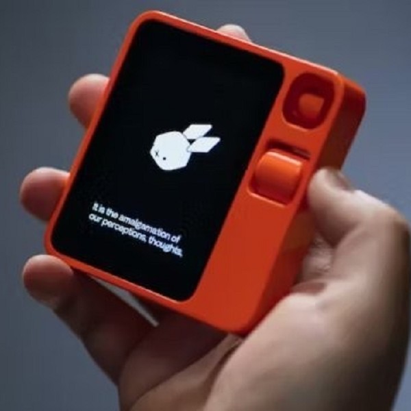 Aggiornamenti per Rabbit r1: l’assistente AI si evolve, ma le incertezze persistono