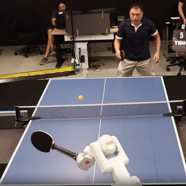Robot da Ping-Pong di Google DeepMind sfida gli umani: Prestazioni e potenziali applicazioni