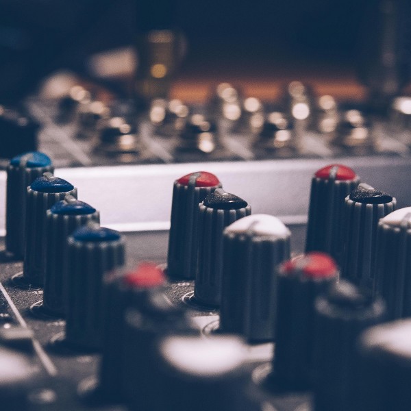 Truffa da 10 Milioni di Dollari con Canzoni Generate dall’AI