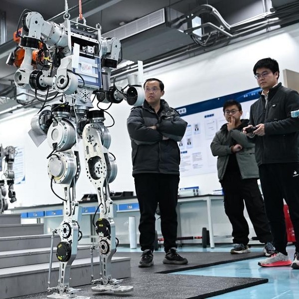 Robot umanoide di Wuhan solleva 60 kg con precisione