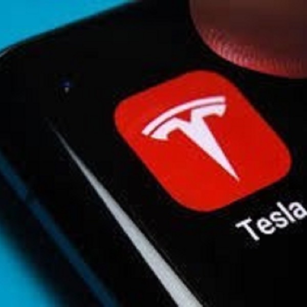 Tesla: L’auto che arriva al richiamo del proprietario