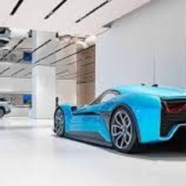 La Società automobilistica cinese NIO mostra il nuovo Chip AI per vetture