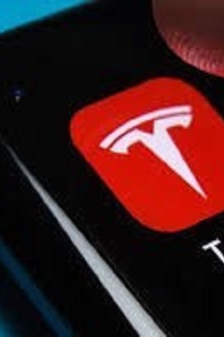 Tesla: L’auto che arriva al richiamo del proprietario